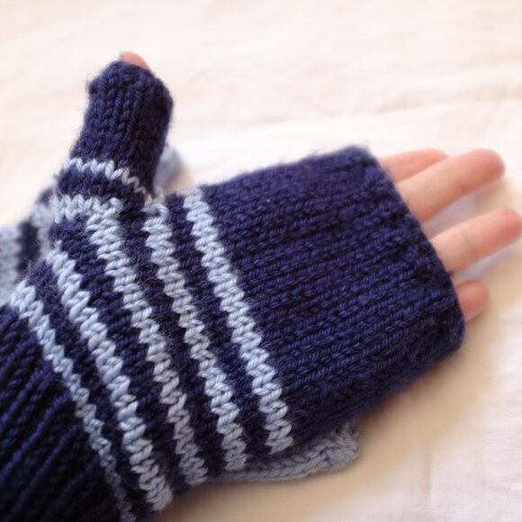 Handknit fingerless gloves - Picture 4 of 5